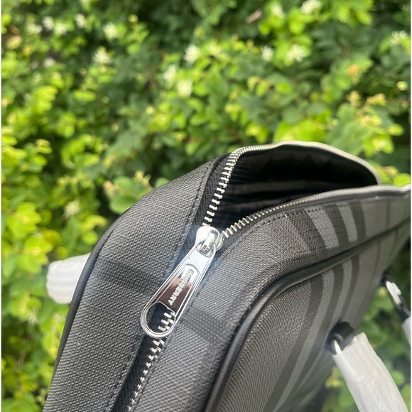 BURBERRY MEN’S BLACK Nova Check Grey black leather CROSSBODY MESSENGER BAG - Picture 9 of 16